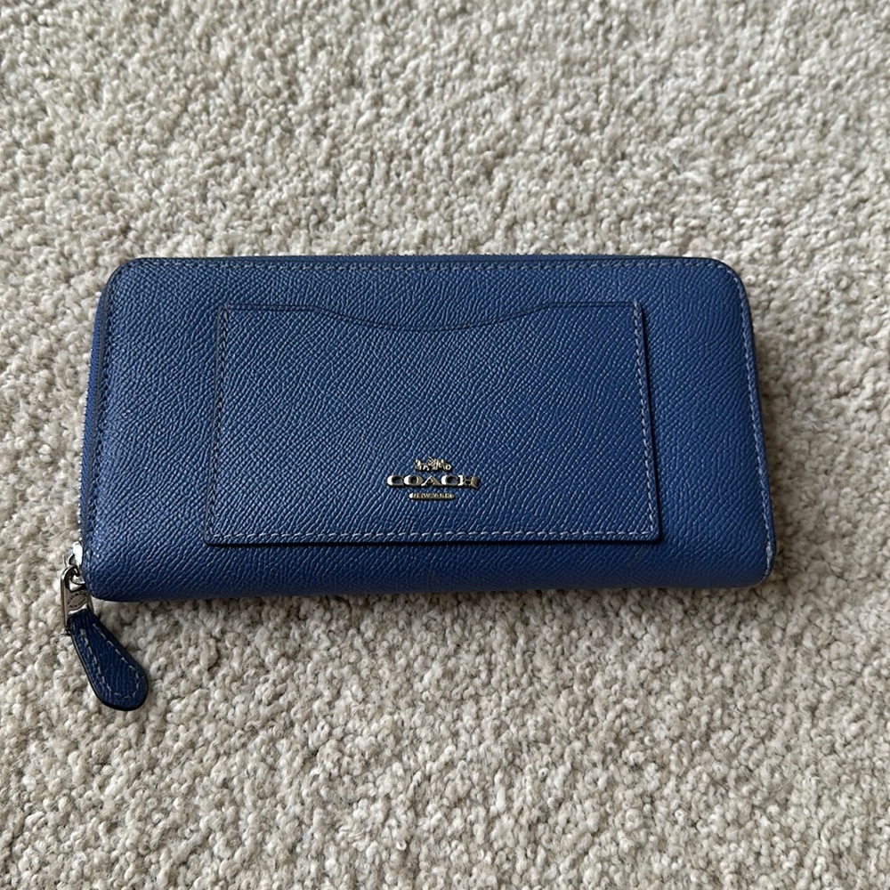 Coach wallet 😍.